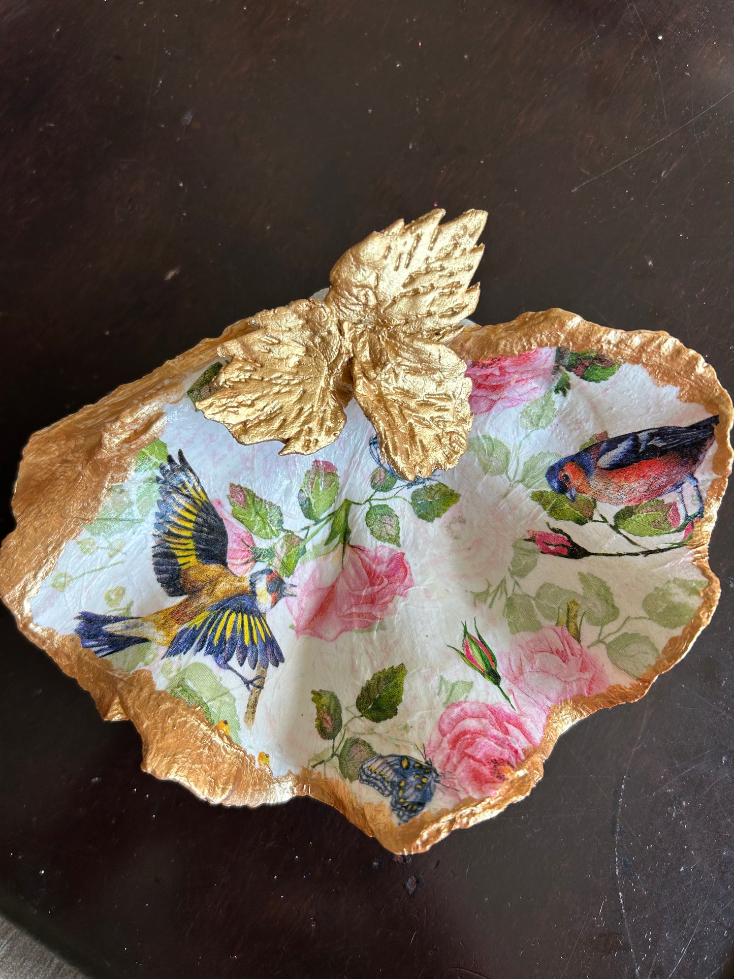 Rose Flutter Strawberry Clam Shell