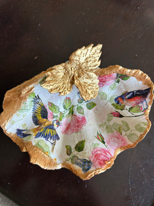 Rose Flutter Strawberry Clam Shell