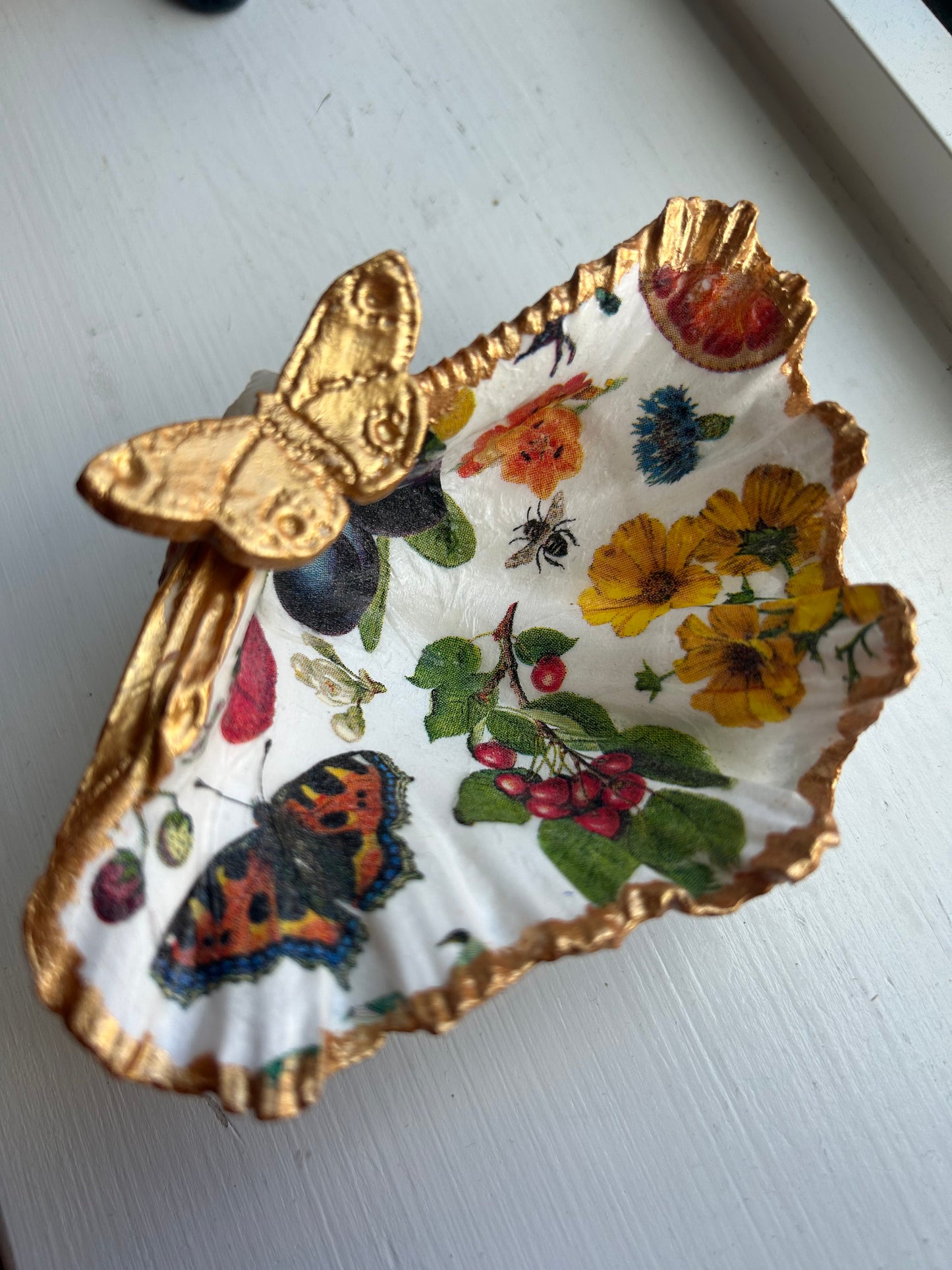 Butterfly Garden Strawberry Clam Shell
