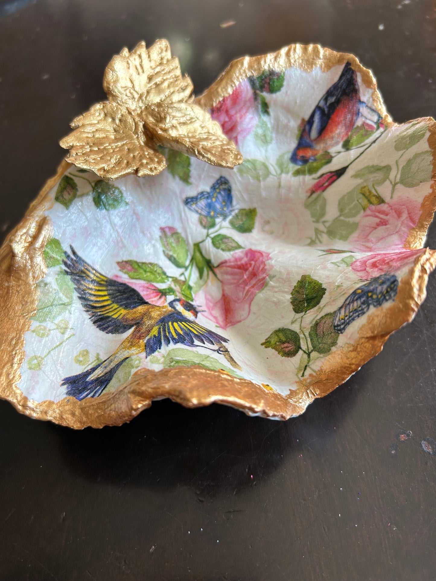 Rose Flutter Strawberry Clam Shell