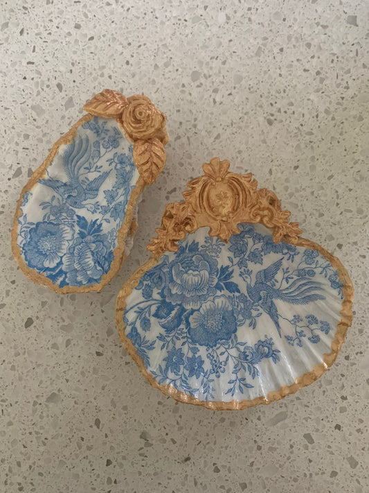Blue Willow Oyster and Scallop Shell